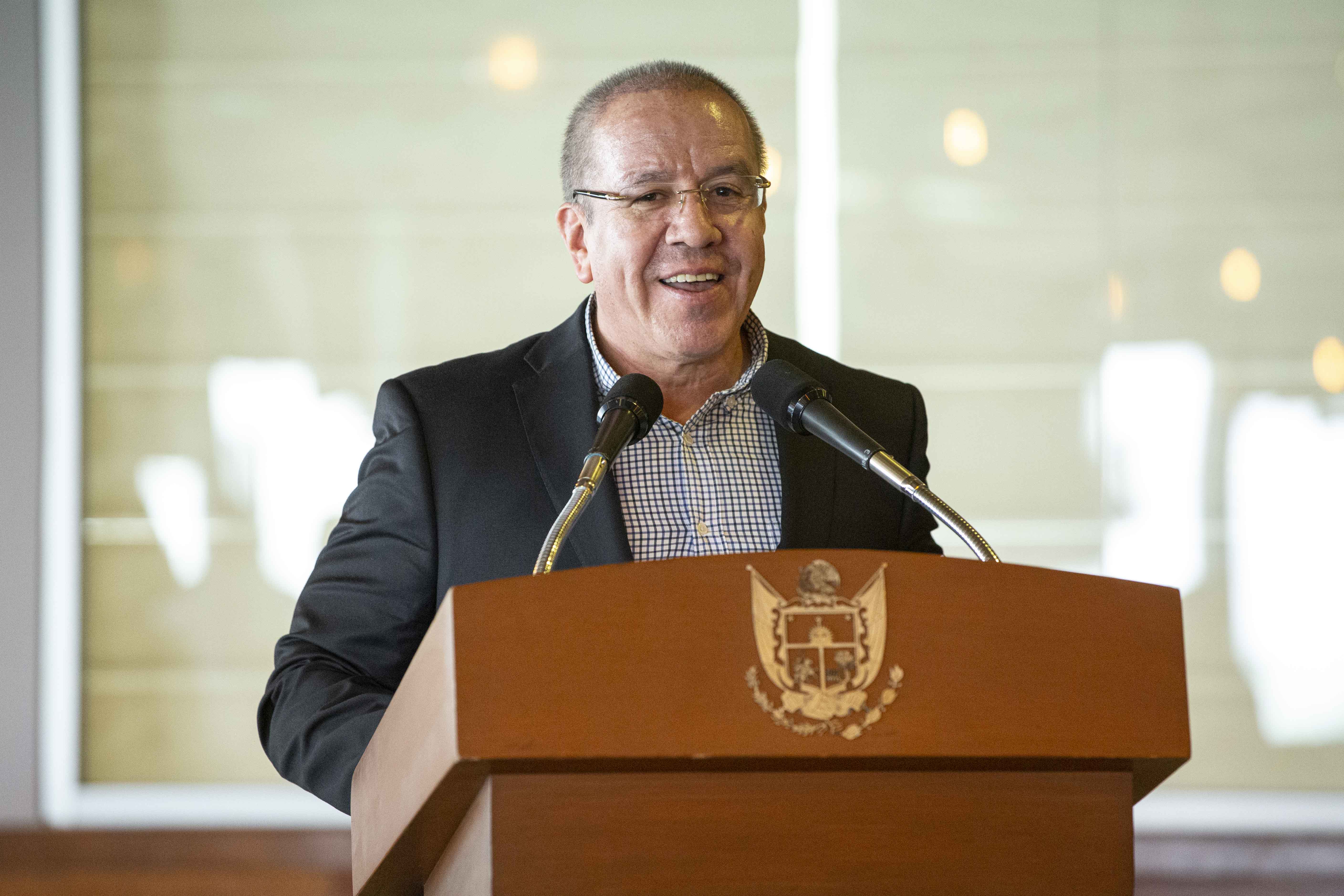 José Guerrero presidente CANADEVI Querétaro en el evento de celebración de aniversario con Mauricio Kuri, gobernador del estado
